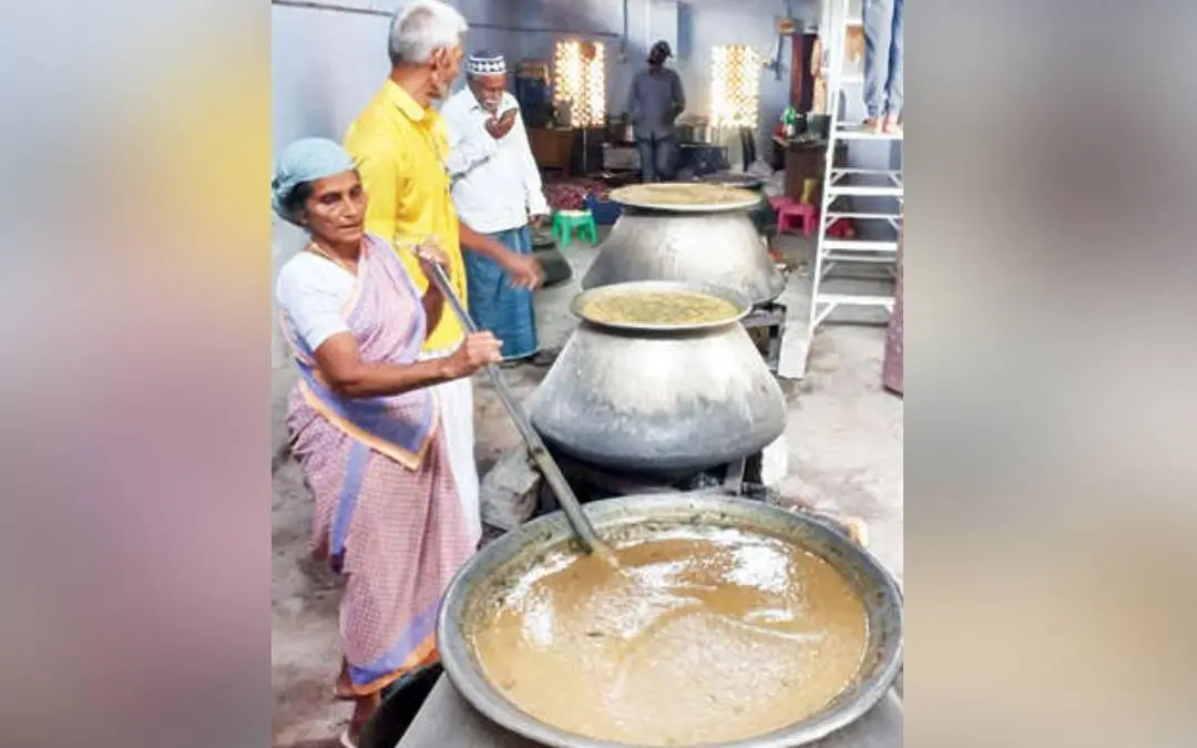 മുതലമട നണ്ടൻകിഴായ അഹ്‌ലു സുന്നത്തിവൽ ജമാത്ത് (ഹനഫി) പള്ളിയിൽ നോമ്പുതുറയ്ക്കുള്ള പള്ളിക്കഞ്ഞി തയ്യാറാക്കുന്ന രത്നാമണി