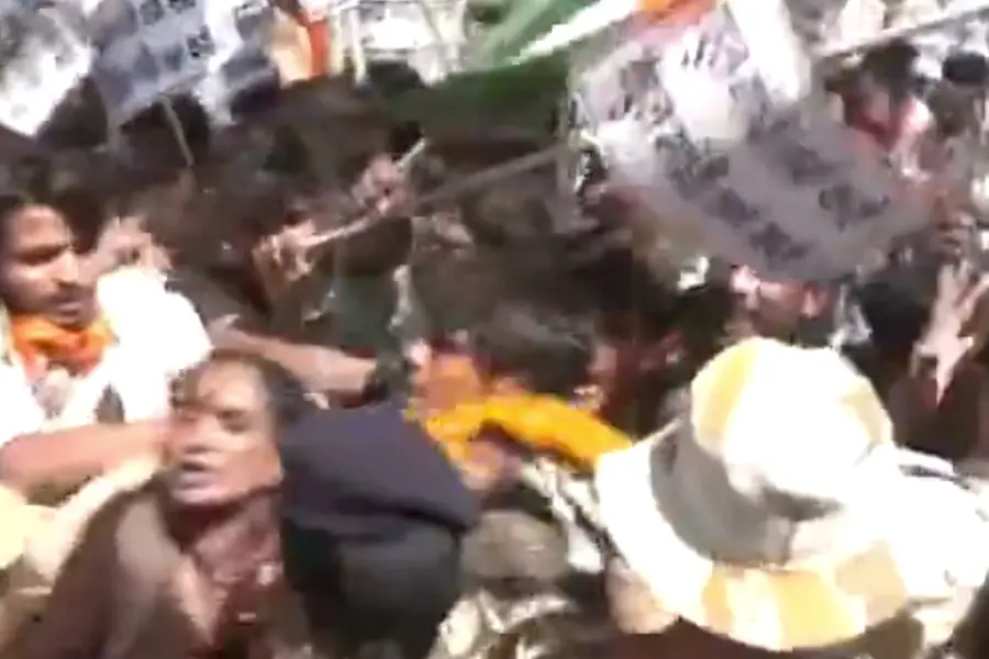 പൗരത്വനിയമ ഭേദഗതി; പ്രതിപക്ഷ നേതാക്കള്ക്കെതിരെ അഭയാര്ഥികളുടെ പ്രതിഷേധം, തടഞ്ഞ് പോലീസ് | VIDEO