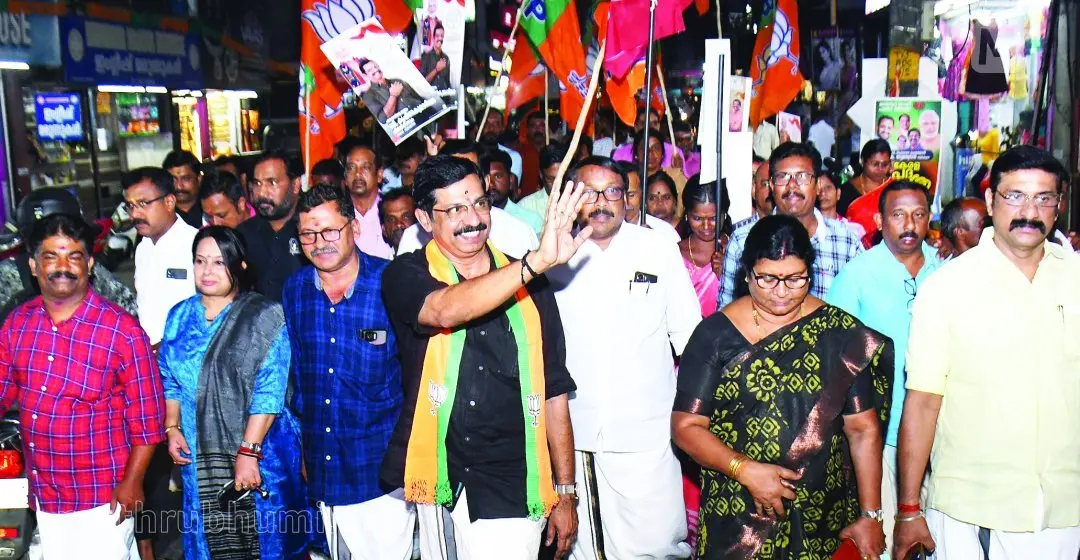 സ്ഥാനാര്ഥി പ്രഖ്യാപനത്തിന് ശേഷം പാലക്കാട് ലോക്സഭാ മണ്ഡലത്തില് പ്രചാരണത്തിന് ഇറങ്ങിയ എന്ഡിഎ സ്ഥാനാര്ഥി സി. കൃഷ്ണകുമാര് | Photo: Mathrubhumi