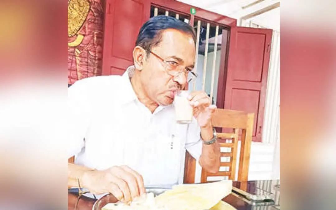 മലപ്പുറത്തെ എന്‍.ഡി.എ. സ്ഥാനാര്‍ഥി ഡോ. എം. അബ്ദുള്‍ സലാം തിരൂരിലെ ചായക്കടയില്‍