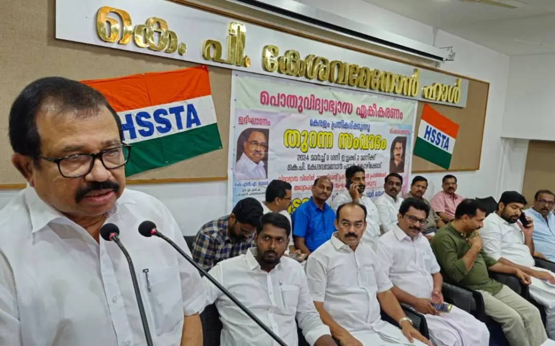 സെമിനാറില്‍ കെ.എന്‍.എ. ഖാദര്‍ സംസാരിക്കുന്നു