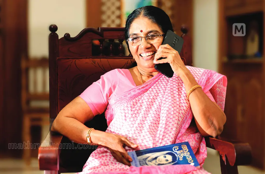 പരിഭാഷയ്ക്കുള്ള കേന്ദ്ര സാഹിത്യ അക്കാദമി അവാർഡ് നേടിയ ഡോ. പി.കെ. രാധാമണി, മാതൃഭൂമി ബുക്സ് പ്രസിദ്ധീകരിച്ച അവാർഡിനർഹമായ 'അക്ഷരങ്ങളുടെ നിഴലിൽ' എന്ന പുസ്തകവുമായി കോഴിക്കോട് കിളിയനാട്ടെ വീട്ടിൽ അഭിനന്ദന ഫോൺകോളുകൾക്ക് മറുപടി പറയുന്നു. | ഫോട്ടോ: മാതൃഭൂമി