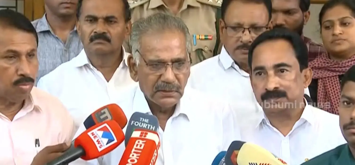 മാധ്യമങ്ങളോട് സംസാരിക്കുന്ന വനം വുകുപ്പ് മന്ത്രി എ. കെ ശശീന്ദൻ