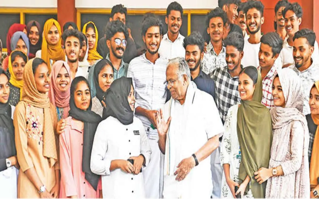 മലപ്പുറം ഗവ. കോളേജിൽ പ്രചാരണത്തിനായെത്തിയ മലപ്പുറം ലോക്‌സഭാ മണ്ഡലം യു.ഡി.എഫ്. സ്ഥാനാർഥി ഇ.ടി. മുഹമ്മദ് ബഷീർ എം.പി. വിദ്യാർഥികളോടൊപ്പം