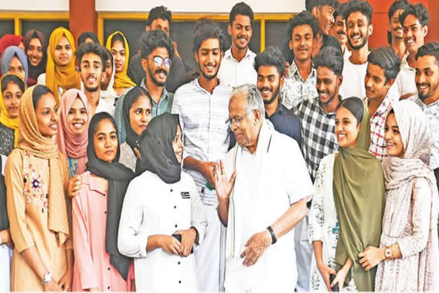 മലപ്പുറത്ത് നിറഞ്ഞ് ഇ.ടി. മുഹമ്മദ് ബഷീര്; കോളേജുകളില് പര്യടനം