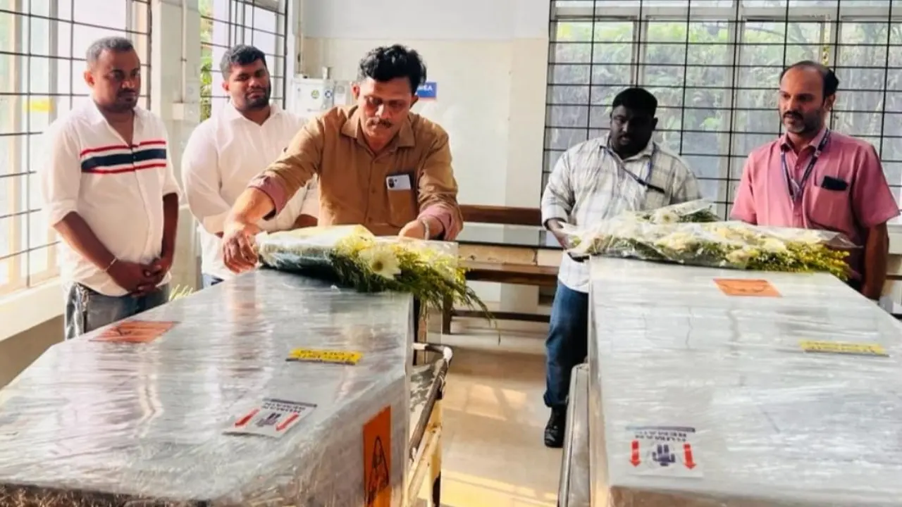 മൃതദേഹങ്ങളിൽ തൊഴിൽ വകുപ്പിന് വേണ്ടി ഉദ്യോഗസ്ഥർ റീത്ത് സമർപ്പിക്കുന്നു