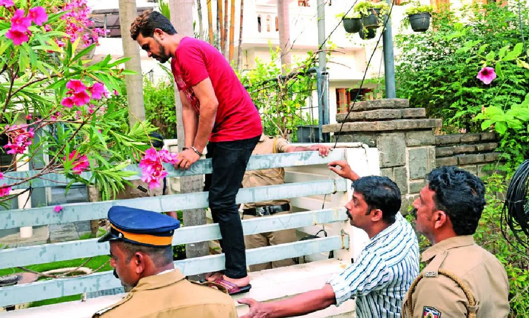 സംവിധായകന് ജോഷിയുടെ വീട്ടില് മോഷണം നടത്തിയ മുഹമ്മദ് ഇര്ഫാന് സമീപത്തെ വീടുകളില് കയറിയത് പോലീസിന് കാണിച്ചുകൊടുക്കുന്നു