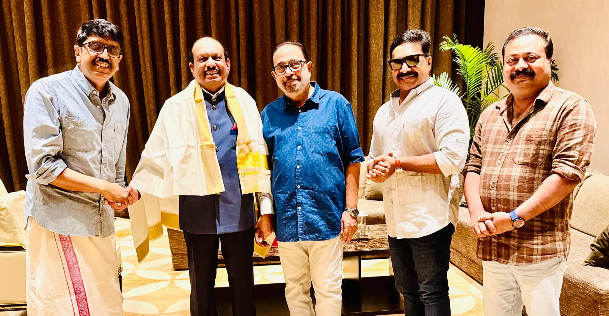 ഫെഫ്ക ഭാരവാഹികൾ എം.എ യൂസഫലിയെ സന്ദർശിച്ചപ്പോൾ | ഫോട്ടോ: www.facebook.com/Director.Unnikrishnan.B