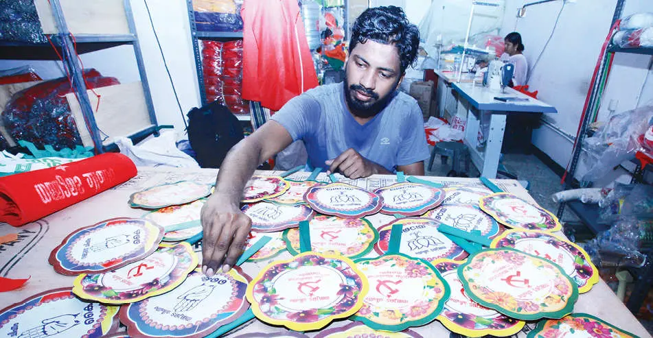 പാലക്കാട് മേട്ടുപ്പാളയം തെരുവിൽ വിൽപ്പനയ്ക്കായി എത്തിച്ച വിവിധ രാഷ്ട്രീയ പാർട്ടികളുടെ ചിഹ്നംപതിച്ച വിശറികൾ