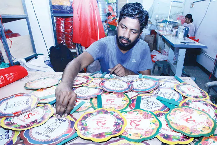 ചിഹ്നംപതിച്ച വിശറി, ഓലക്കുട, തലപ്പാവുകൾ, മുഖംമൂടികൾ...ചൂടിൽ വാടാതെ വോട്ടുപിടിക്കാൻ പ്രവർത്തകർ