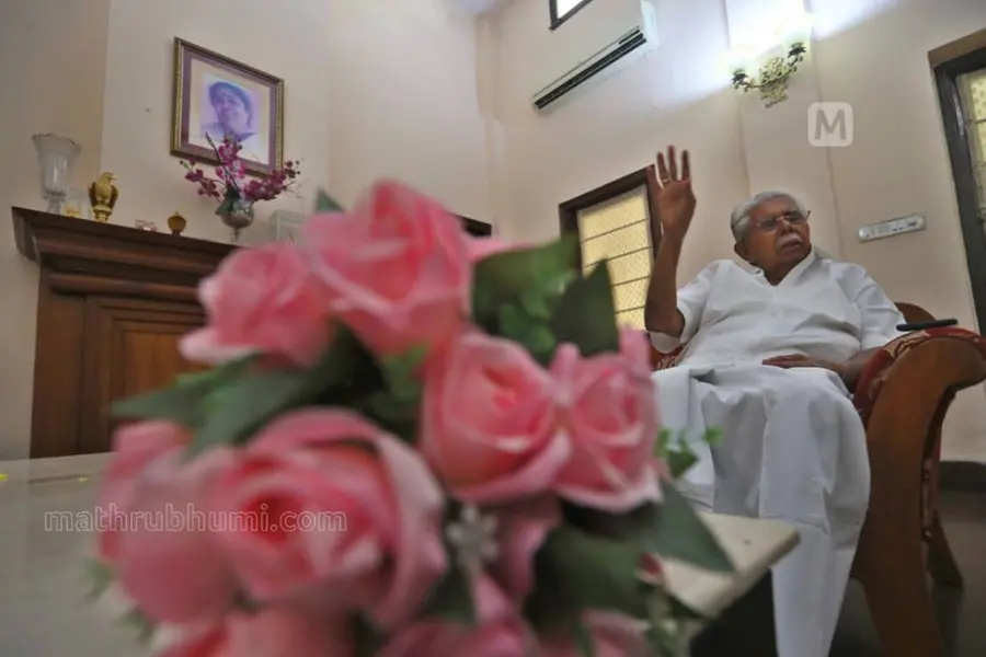 'ഭരിക്കുന്നവർ പഴയതെല്ലാം മായ്ക്കാനുള്ള തിരക്കിലാണ്'; വയലാർ രവിയുടെ ഓർമകളിൽ ഇലക്ഷൻ ആരവങ്ങൾ