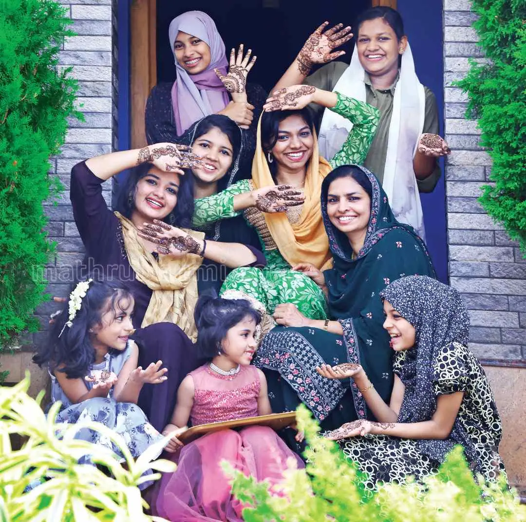 ഒറ്റപ്പാലം പുളിഞ്ചോട്ടിലെ സുനീറ ഹാരിഷ് അയല്‍വക്കത്തെ കുട്ടികള്‍ക്ക് മൈലാഞ്ചിയിട്ട് കൊടുത്തപ്പോള്‍ | Photo: Mathrubhumi