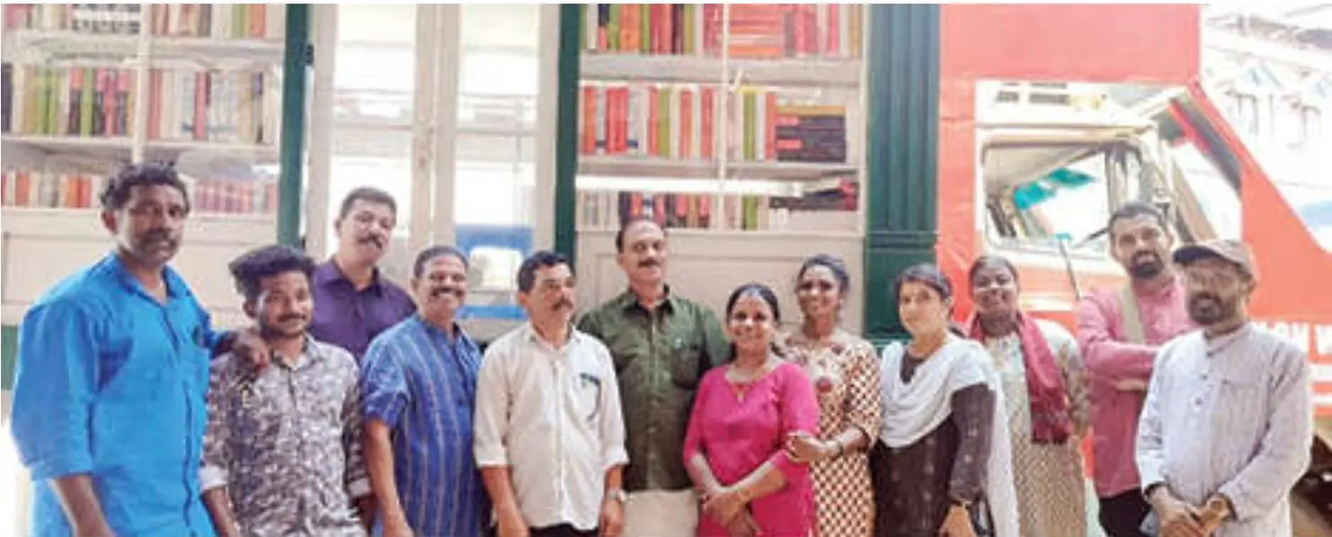 .
ഡോ.ടി.എം.തോമസ് ഐസക്കിന്റെ പുസ്തകവണ്ടിക്കരികില് സംഘാടകരായ സുഹൃദ്സംഘം