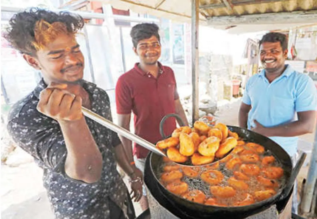 തമിഴ്നാട്ടില്‍ 19-ന് നടക്കുന്ന തിരഞ്ഞെടുപ്പിന് പോകാനായി തയ്യാറെടുത്തിരിക്കുന്ന മനോജും മാരിയും ഭാസ്‌കറും. കോട്ടയം കുമരകത്ത് തട്ടുകടയില്‍ വര്‍ഷങ്ങളായി ജോലിചെയ്യുന്ന ഇവരില്‍ മാരിയും മനോജും കന്നിവോട്ടുകാരാണ്