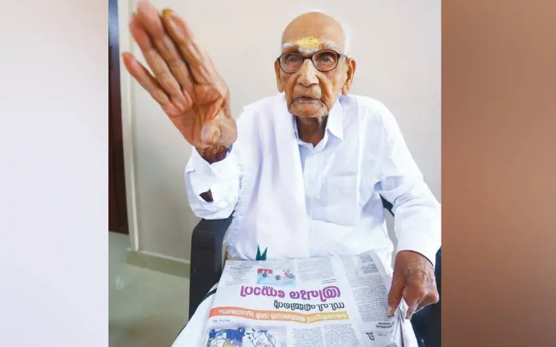 വെണ്ണക്കരയിലെ വീട്ടിലിരുന്ന മാതൃഭൂമി പത്രത്തിലെ തിരഞ്ഞെടുപ്പ് വാര്ത്തകള് വായിക്കുന്ന പി.കെ. വിശ്വനാഥന് നായര് | Photo: Mathrubhumi