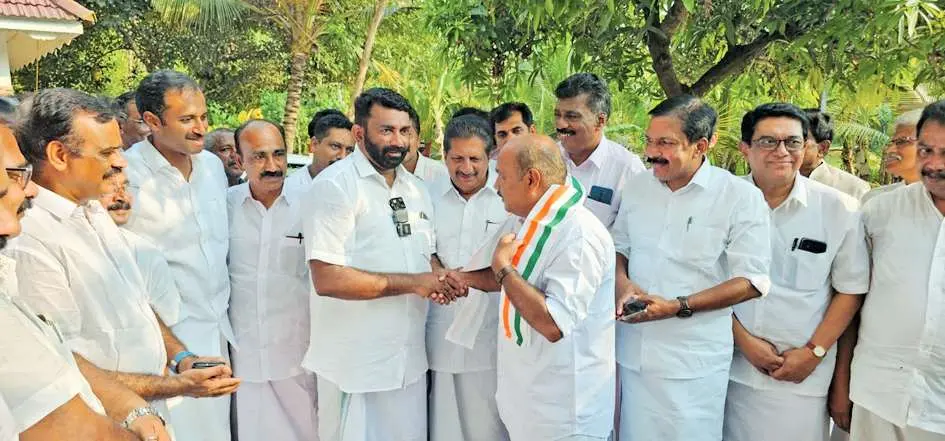 .• കേരള കോൺഗ്രസ് മാണി വിഭാഗം അംഗമായ പിറവം നഗരസഭാംഗം ജിൽസ് പെരിയപ്പുറം ഫ്രാൻസിസ് ജോർജിനെ ഷാളണിയിച്ച് സ്വീകരിക്കുന്നു