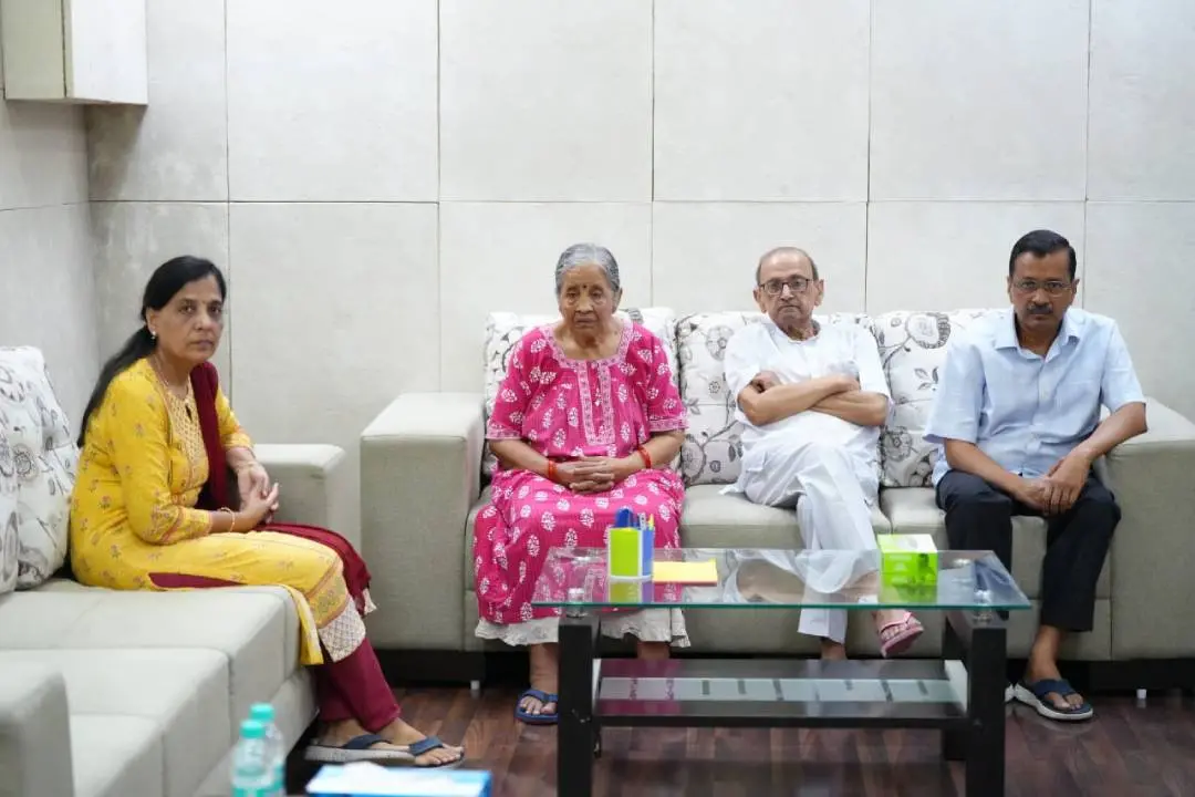 ഭാര്യ സുനിതാ കെജ്രിവാളിനും രക്ഷിതാക്കള്ക്കുമൊപ്പം അരവിന്ദ് കെജ്രിവാള്: ഫോട്ടോ| https://twitter.com/ArvindKejriwal/status/1793529917327724903