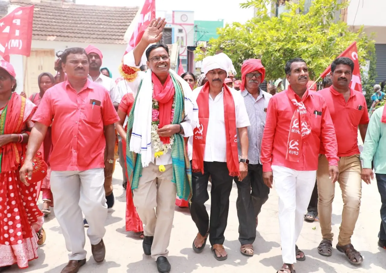 ഭുവനഗിരിയിലെ സി.പി.എം. സ്ഥാനാര്‍ഥി മുഹമ്മദ് ജഹാംഗീർ തിരഞ്ഞെടുപ്പ് പ്രചരണത്തിനിടെ| ഫോട്ടോ:  സുനീഷ് ജേക്കബ് മാത്യു
