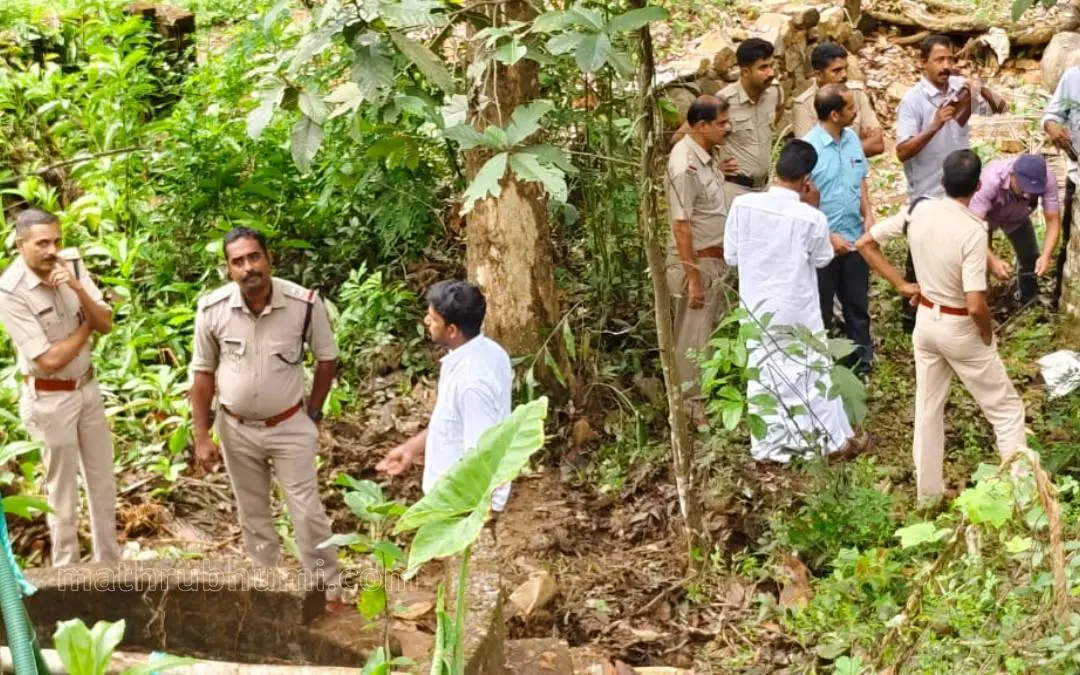 തലയോട്ടി കണ്ടെത്തിയ കിണറും പരിസരവും ചിറ്റാരിക്കാൽ പോലീസ് പരിശോധിക്കുന്നു | Photo: Mathrubhumi