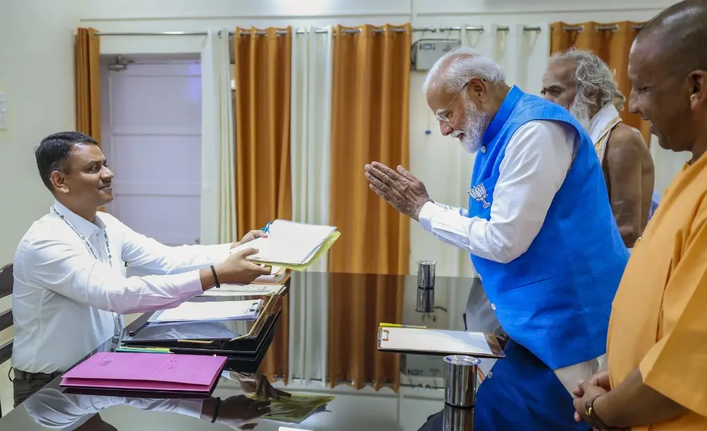 നരേന്ദ്ര മോദി പത്രിക സമര്പ്പിക്കുന്നു| Photo: PTI