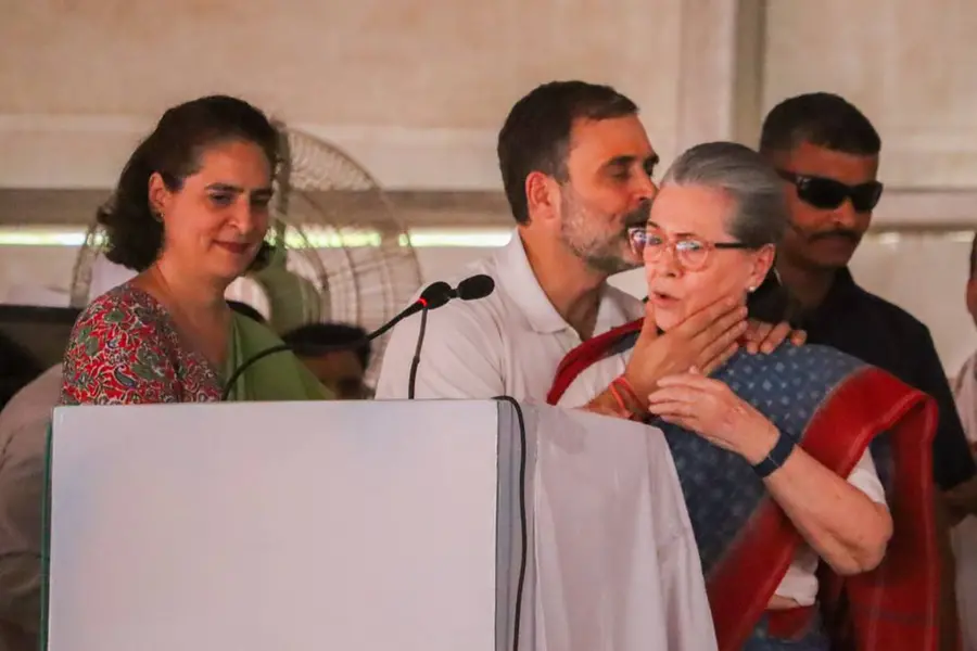 'എന്റെ മകനെ നിങ്ങൾക്കുതരുന്നു, അവൻ നിങ്ങളെ നിരാശപ്പെടുത്തില്ല'; റായ്ബറേലിക്കാരോട് സോണിയാ ഗാന്ധി