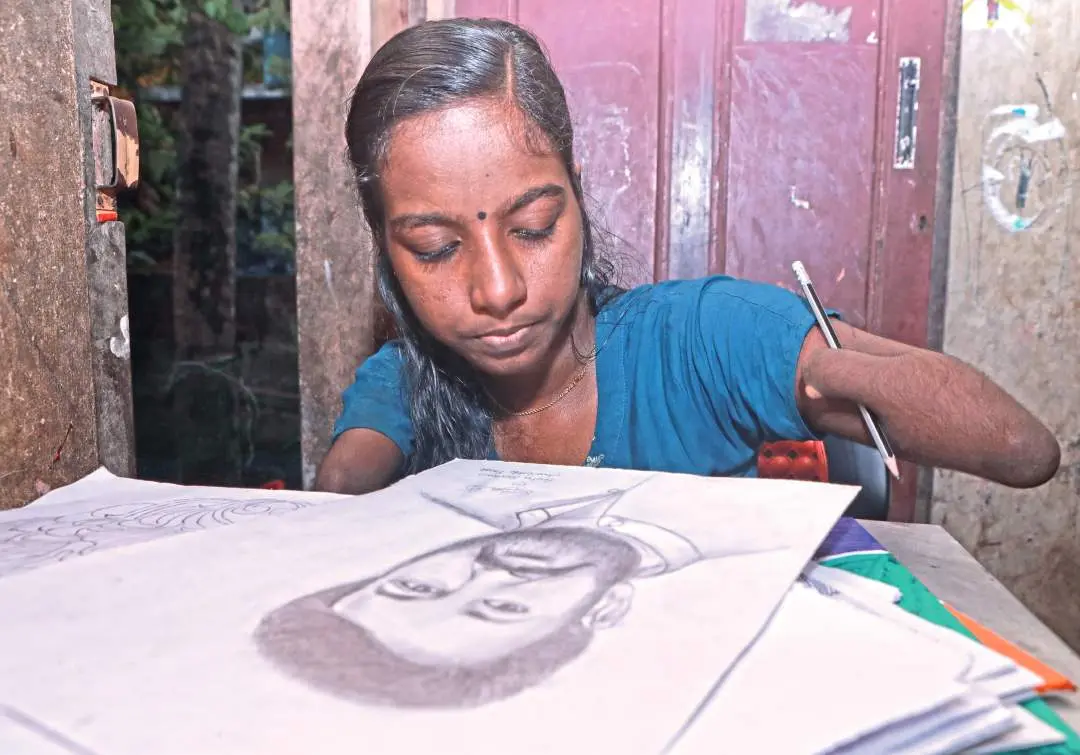 മോഹന്ലാലിന്റെ ചിത്രം വരയ്ക്കുന്ന സന്ധ്യ