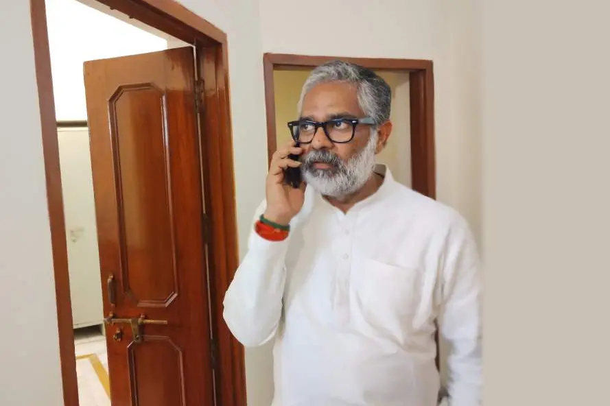 ചന്ദ്രശേഖറിന്റെ ബലിയയില് മകന് നീരജിനിപ്പോള് രാഷ്ട്രീയം കാവി