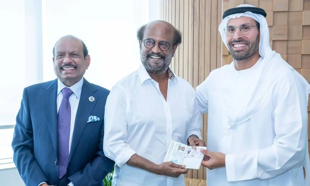 രജിനികാന്ത് ഗോൾഡൻ വിസ സ്വീകരിക്കുന്നു