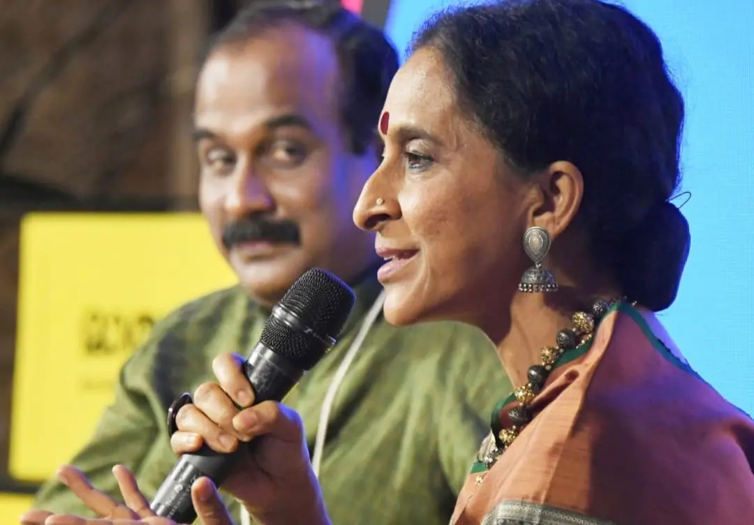2023 ലെ മാതൃഭൂമി അക്ഷരോത്സവത്തിലെ ഇൻ കോൺവെർസേഷൻ സെഷനിൽ സംഗീതജ്ഞ ബോംബെ ജയശ്രീക്കൊപ്പം രവി മേനോൻ