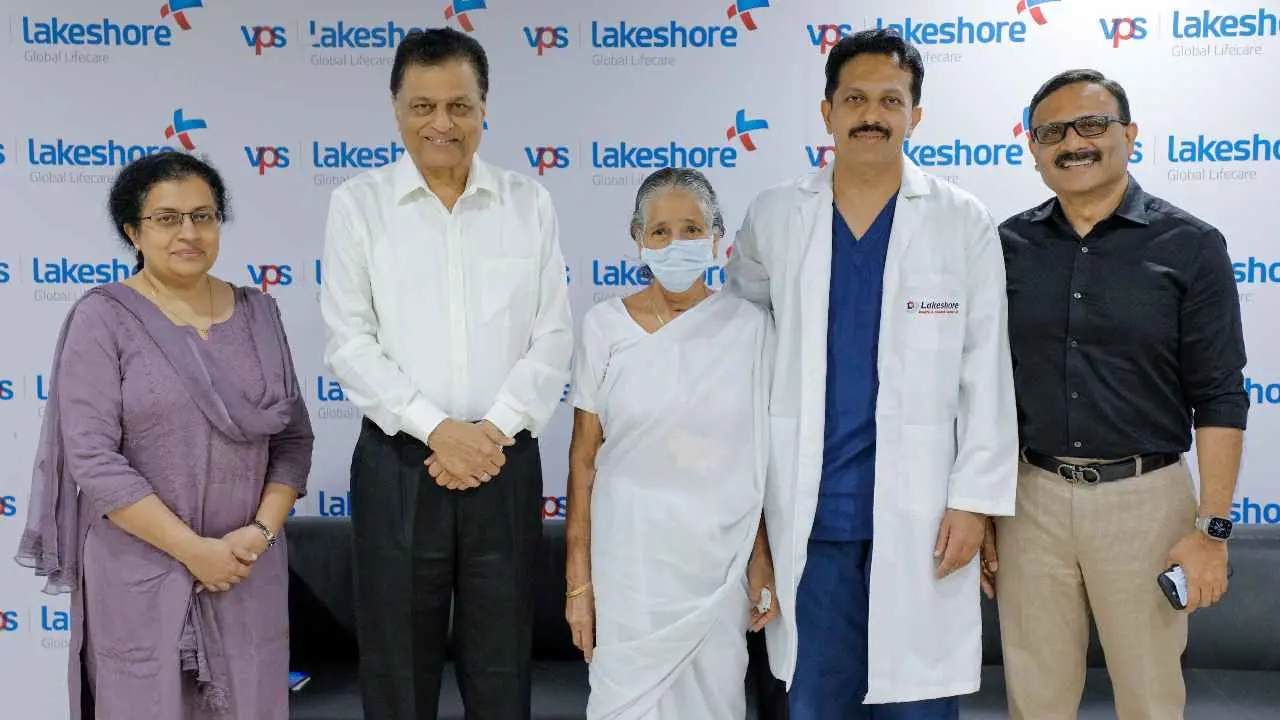 photo|അന്നനാളത്തിലെ ക്യാന്‍സറിന് ലോകത്തിലെ ആദ്യ എന്‍ഡോ-റോബോട്ടിക് ശസ്ത്രക്രിയക്ക് വിധേയയായ ദേവകിയമ്മയ്‌ക്കൊപ്പം (ഇടത്തുനിന്ന്) സീനിയര്‍ അനസ്‌തേറ്റോളജിസ്‌റ് ഡോ. ജയ സൂസന്‍ ജേക്കബ്, വി.പി.എസ്. ലേക്ഷോര്‍ ആശുപത്രി മാനേജിങ് ഡയറക്ടര്‍ എസ്. കെ. അബ്ദുള്ള, ശസ്ത്രക്രിയ നയിച്ച ഹെഡ് ആന്‍ഡ് നെക്ക് ഓങ്കോളജി വിഭാഗം മേധാവി ഡോ. ഷോണ്‍ ടി. ജോസഫ്, മെഡിക്കല്‍ ഗ്യാസ്ട്രോഎന്ററോളജി വിഭാഗം മേധാവി ഡോ. റോയ് ജെ. മുക്കട എന്നിവര്‍.