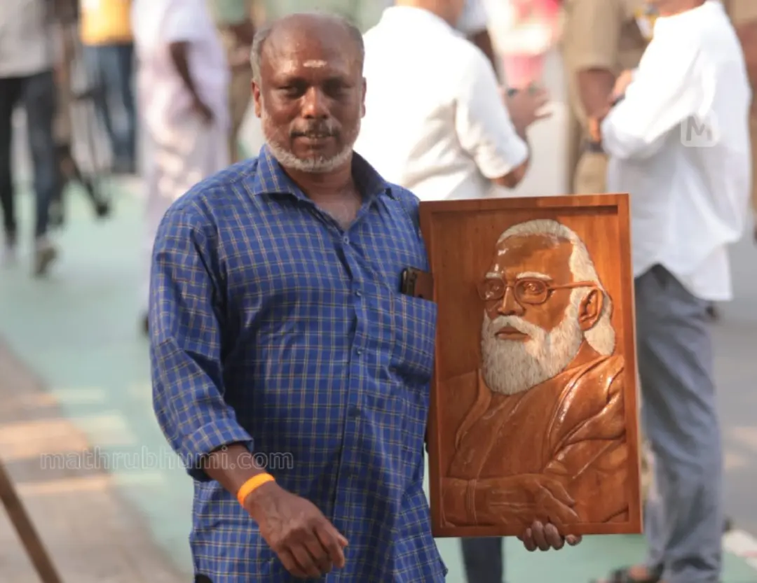 തടിയിൽ കൊത്തിയ പ്രധാനമന്ത്രിയുടെ രൂപവുമായി റെജിമോൻ | ഫോട്ടോ എം.വി. സിനോജ്