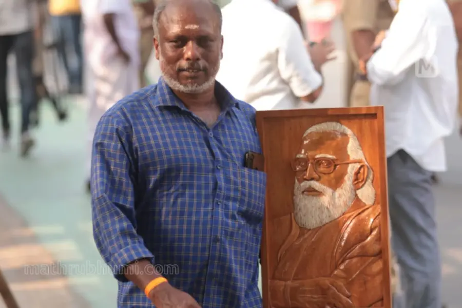 'പ്രധാനമന്ത്രി എന്റെ സമ്മാനം വാങ്ങിയല്ലോ, സന്തോഷമായി'; മോദി കണ്ടു, മഹാഗണിയിൽ തീർത്ത 'മോദി’യെ