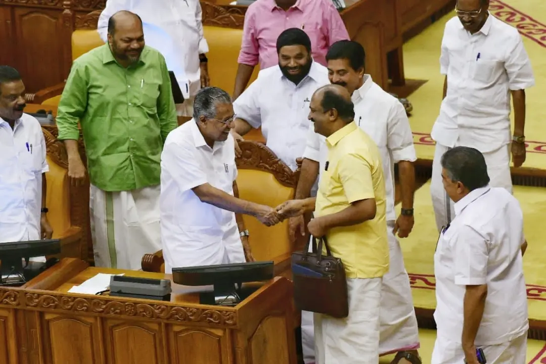 ബജറ്റ് അവതരിപ്പിക്കാനായി നിയമസഭയിലെത്തിയ ധനകാര്യ മന്ത്രി കെ.എൻ. ബാലഗോപാൽ മുഖ്യമന്ത്രി പിണറായി വിജയന് ഹസ്തദാനം നൽകുന്നു | Photo: facebook.com/KNBalagopalCPIM