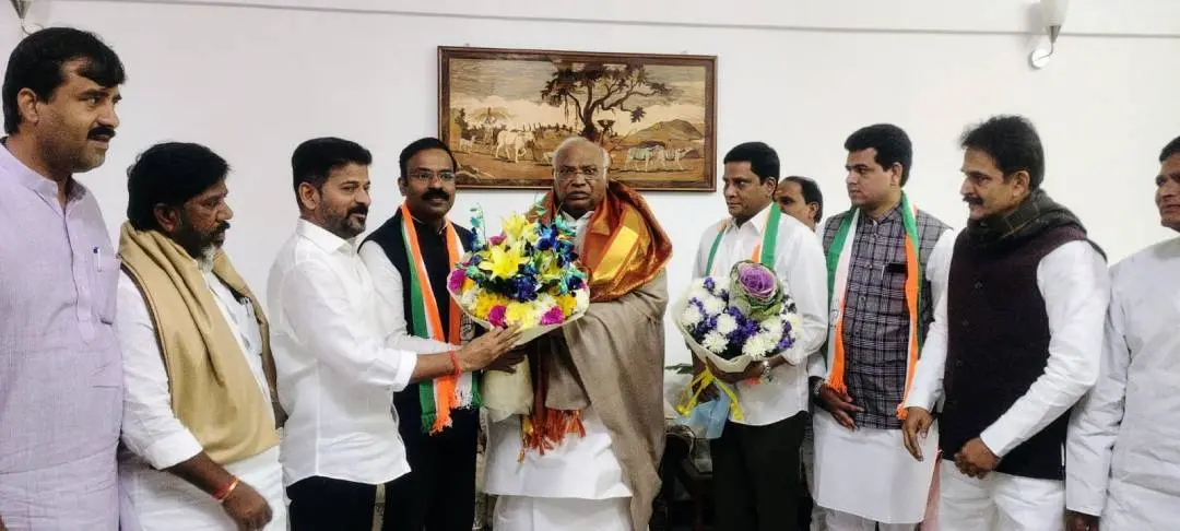 കോണ്ഗ്രസില് ചേര്ന്ന വെങ്കടേഷ് നേതയെ സ്വീകരിക്കുന്ന കോണ്ഗ്രസ് അധ്യക്ഷന് മല്ലികാര്ജുന് ഖാര്ഗെയും തെലങ്കാന മുഖ്യമന്ത്രി രേവന്ത് റെഡ്ഡിയും |ഫോട്ടോ:twitter.com/INCIndia