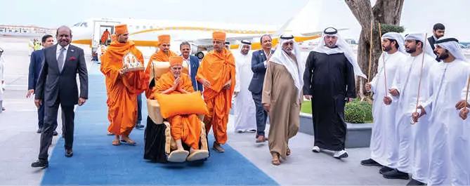 അബുദാബി അൽ ബത്തീൻ വിമാനത്താവളത്തിലിറങ്ങിയ മഹന്ത് സ്വാമി മഹാരാജിന് ശൈഖ് നഹ്യാൻ ബിൻ മുബാറക് അൽ നഹ്യാൻ, എം.എ. യൂസഫലി, സ്വാമി ബ്രഹ്മവിഹാരിദാസ് എന്നിവരുടെനേതൃത്വത്തിൽ സ്വീകരണം നൽകിയപ്പോൾ
