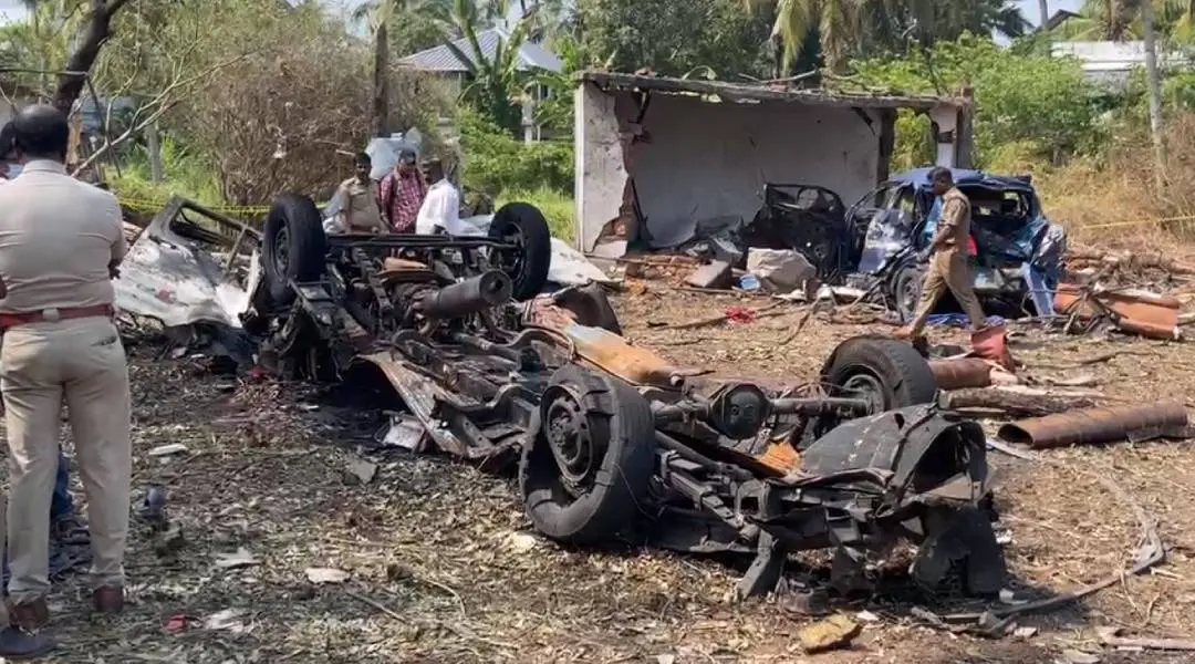 സ്ഫോടനത്തില് തകര്ന്ന ട്രക്ക്