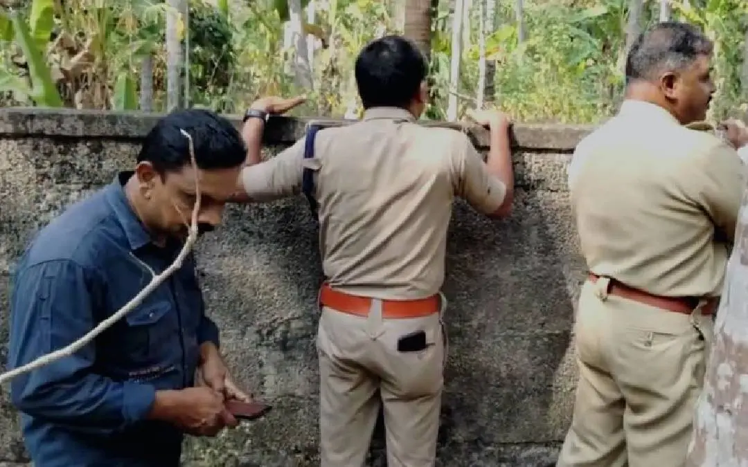 കരാറുകാരന്റെ ഗോഡൗണിനു സമീപം പോലീസ് പരിശോധന നടത്തുന്നു