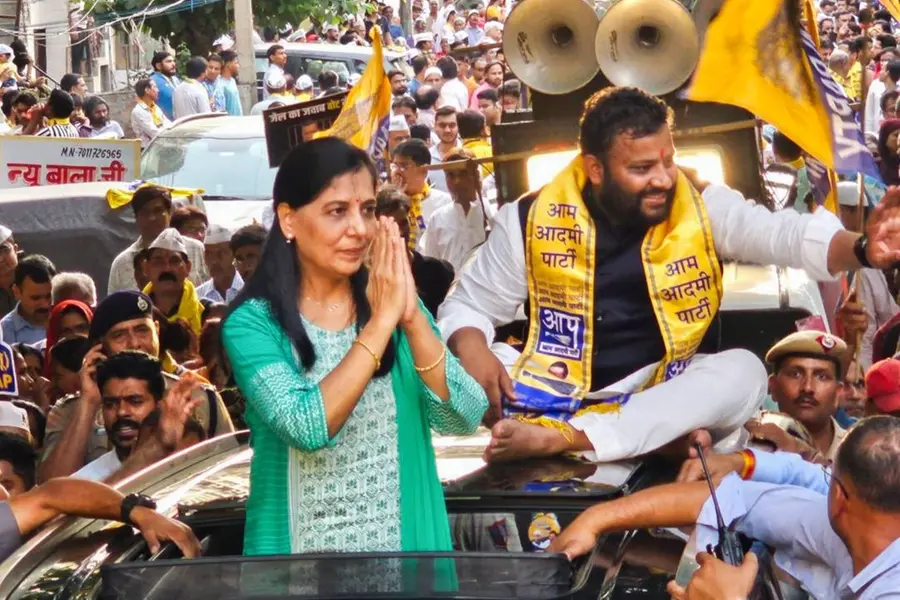 കെജ്‌രിവാളിന്റെ അഭാവം നികത്താനിറങ്ങി സുനിത; ഡല്‍ഹിയില്‍ വന്‍ റോഡ് ഷോയോടെ അരങ്ങേറ്റം