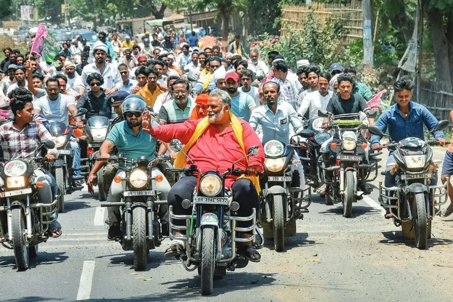 തല്ലുമാലയണിഞ്ഞ് പപ്പു യാദവ്; നെഞ്ചിടിച്ച് എതിരാളികള്