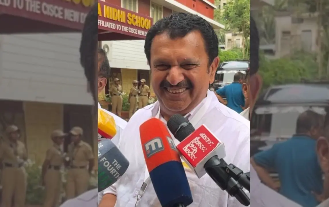 കെ. മുരളീധരന് പോളിങ് ബൂത്തിന് പുറത്ത് മാധ്യമങ്ങളോട് സംസാരിക്കുന്നു.