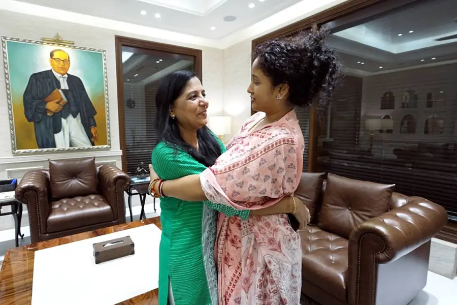 അണിയറയില്‍ നിന്ന് അരങ്ങത്തേക്ക് രണ്ട് ഭാര്യമാര്‍; മോദിക്ക് ഭീഷണിയാവുമോ കൽപനയും സുനിതയും?