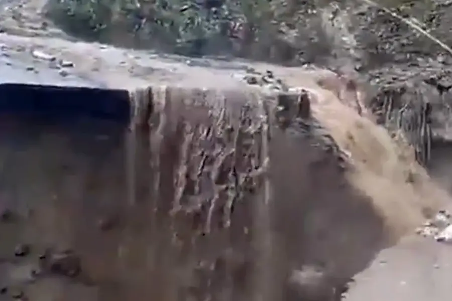അരുണാചലില് മണ്ണിടിച്ചില്; ചൈന അതിര്ത്തിയിലേക്കുള്ള ദേശീയപാത തകര്ന്നു, ഒറ്റപ്പെട്ട് ഗ്രാമങ്ങള്