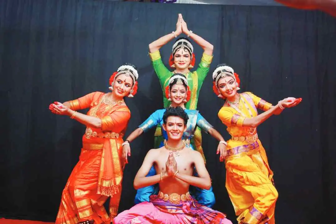 അനില് വെട്ടിക്കാട്ടിരിയും കുടുംബവും അരങ്ങില്. ഏറ്റവും പിന്നില് സ്ത്രീവേഷത്തില് നില്ക്കുന്നതാണ് അനില് | Photo: Special Arrangement