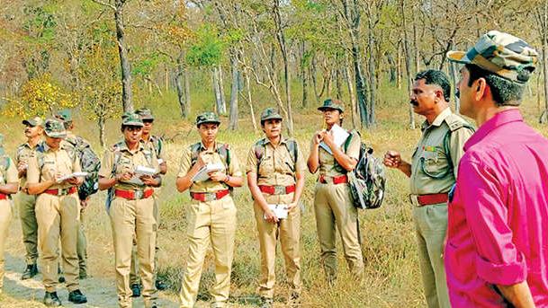 കാടിനെയറിഞ്ഞ കാക്കിയഴിച്ച് രാഘവന്