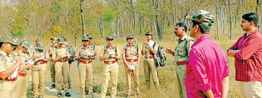 പുതിയതായി ജോലിയിൽ പ്രവേശിച്ചവർക്ക് രാഘവൻ നിർദേശങ്ങൾ നൽകുന്നു