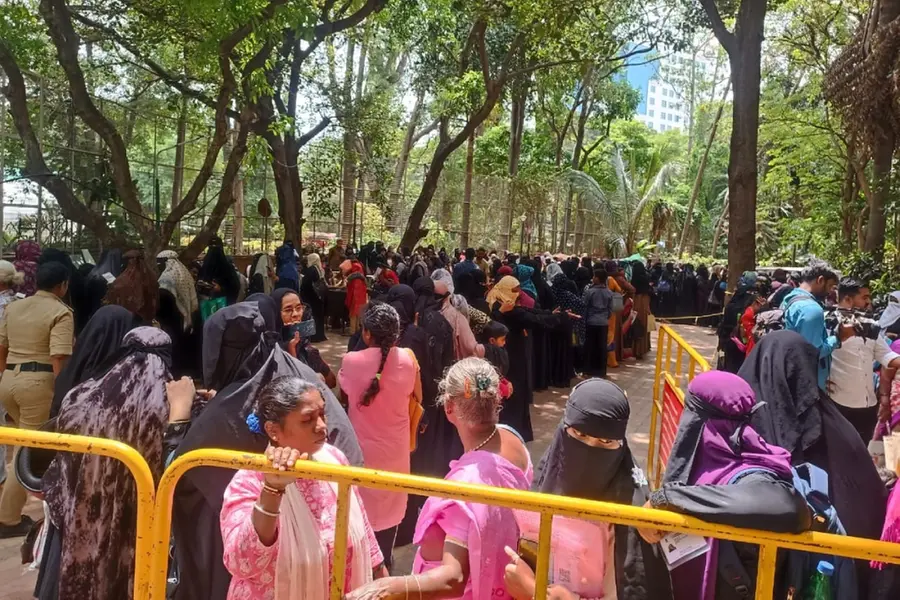 'ഇന്ത്യാ' മുന്നണിയുടെ 8500 രൂപ വാഗ്ദാനം ; അക്കൗണ്ട് തുറക്കാന്‍ കൂട്ടത്തോടെയെത്തി സ്ത്രീകള്‍