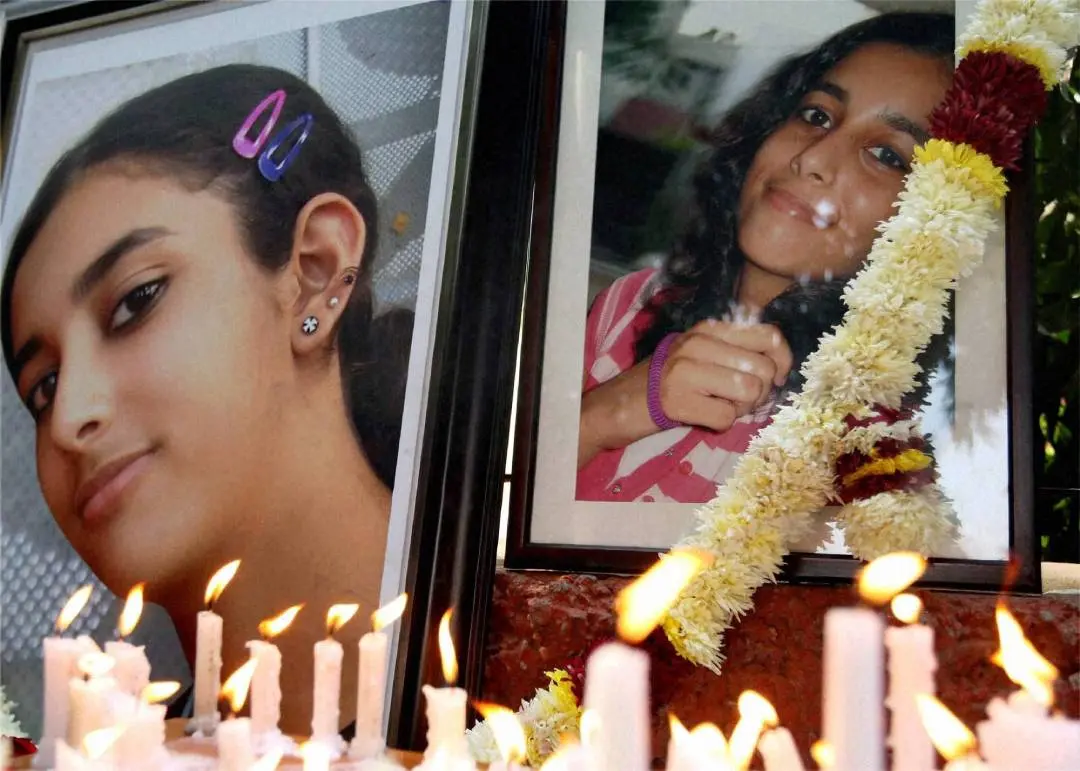 ന്യൂഡൽഹി ജന്ദർ മന്ദിറിൽ ആരുഷി തൽവാറിന്റെ ഛായാചിത്രത്തിൽ മെഴുകുതിരികൾ തെളിച്ചപ്പോൾ. Photo: subhav sukla | PTI