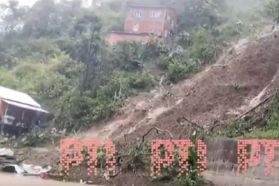 മിസോറാമിൽ വ്യാപക മണ്ണിടിച്ചിൽ; 15 മരണം, നിരവധിപേർ മണ്ണിനടിയിൽ| VIDEO