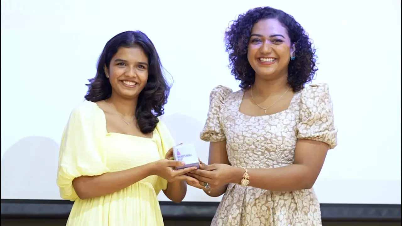 സിനിമ താരം മറീന മൈക്കള് കുരിശിങ്കല് ഗായിക ശ്രേയ ജയ്ദീപിന് മെന്സ്ട്രല് കപ്പ് നല്കുന്നു