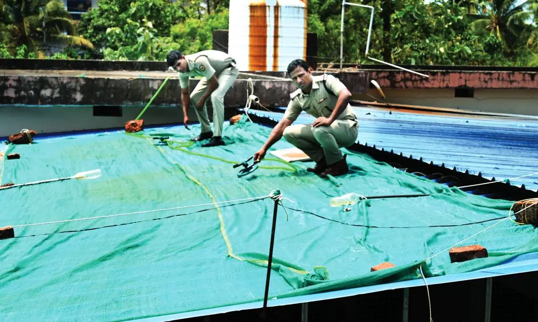 ചാക്കും വലയും വിരിച്ച് സ്പ്രിംഗ്ളര് സ്ഥാപിച്ച ഹൊസ്ദുര്ഗ് പോലീസ് സ്റ്റേഷന്റെ ഒന്നാംനിലയുടെ മേല്ക്കൂരയില് എസ്.ഐ എം.ടി.പി സെയ്ഫുദ്ദീനും സീനിയര് സിവില് പോലീസ് ഓഫീസര് സനീഷ് കുമാറും